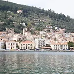 Retreat, Panoramic Sea View شقة